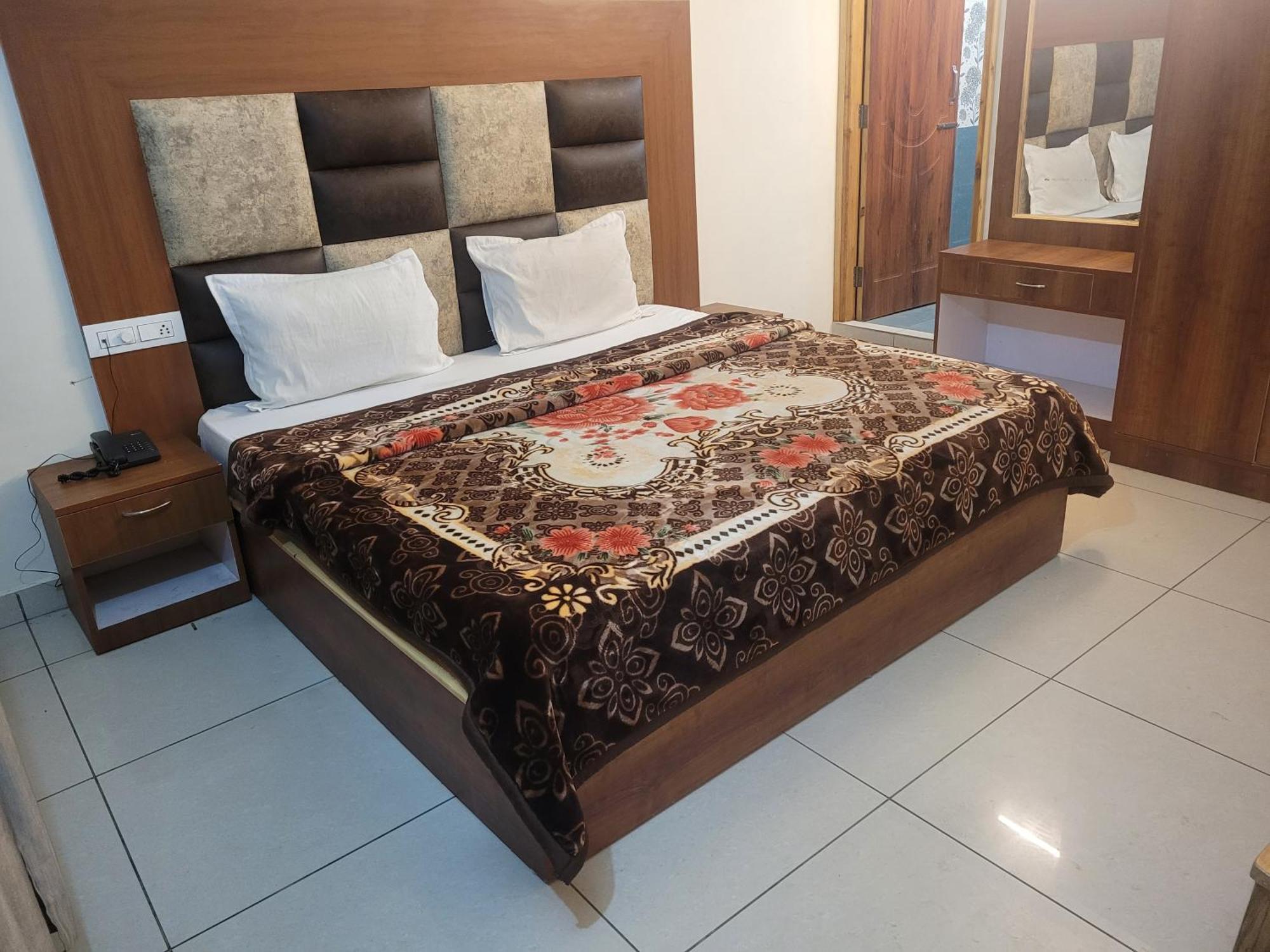 Hotel Snow Country Villa Manāli Екстериор снимка